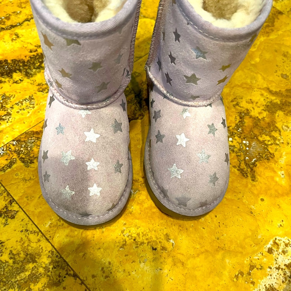 Light purple with silver star ugg boots maybe worn twice size 9 toddler.
